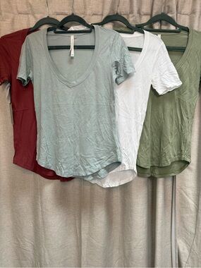 4 Aritzia Babaton Foundation Everyday V-Neck Tee